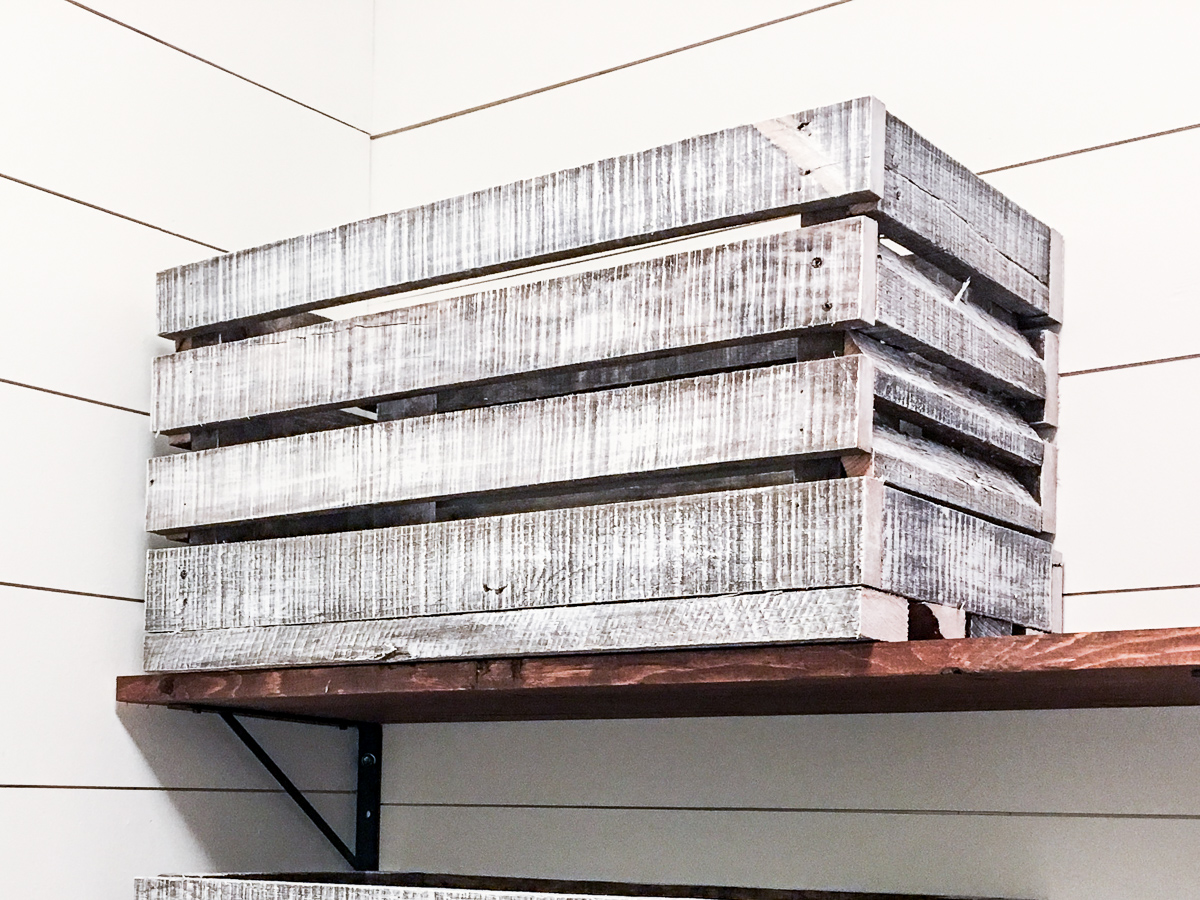 how to paint pallets white